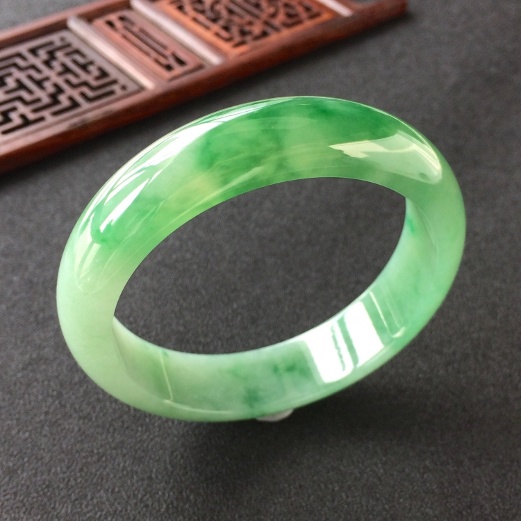 (超值推荐)糯冰种飘翠手镯(55.5mm)