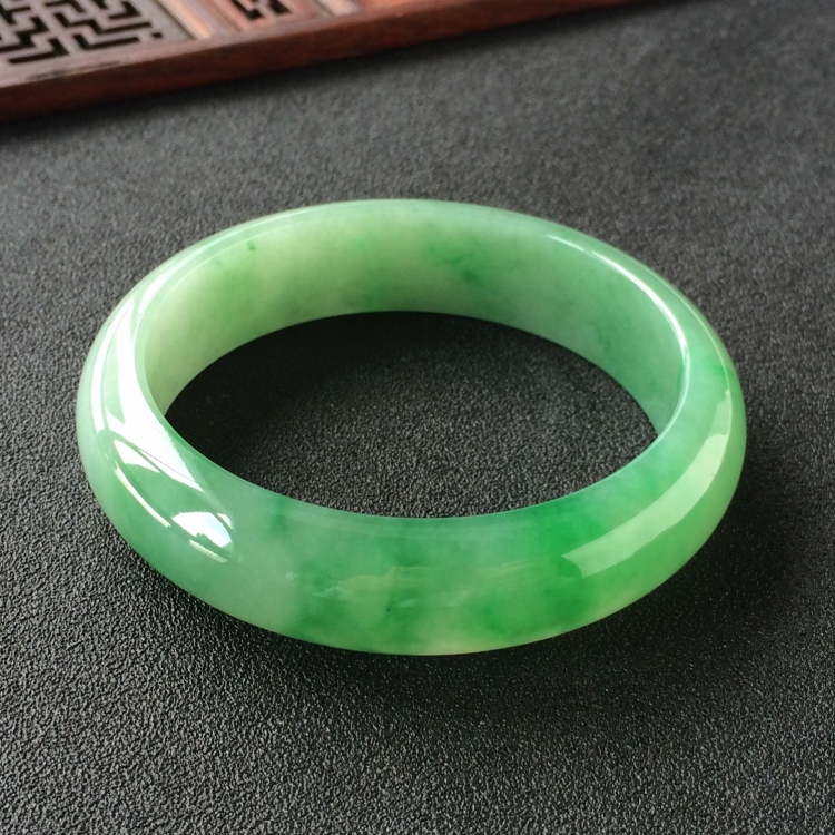 (超值推荐)糯冰种飘翠手镯(55.5mm)