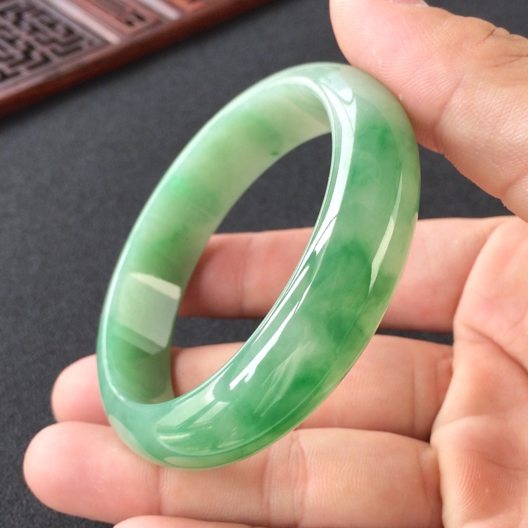 (超值推荐)糯冰种飘翠手镯(55.5mm)