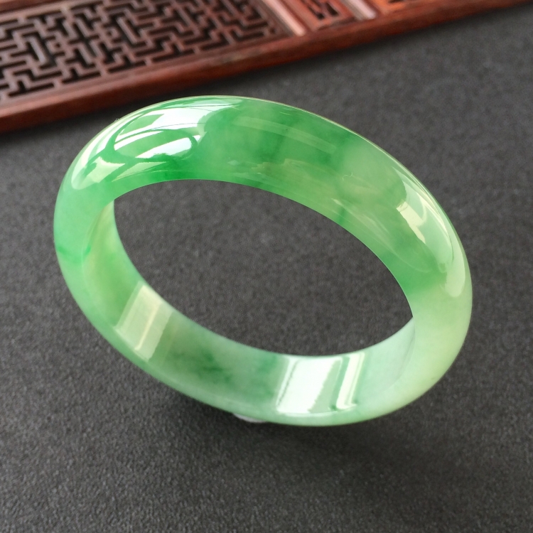 (超值推荐)糯冰种飘翠手镯(55.5mm)