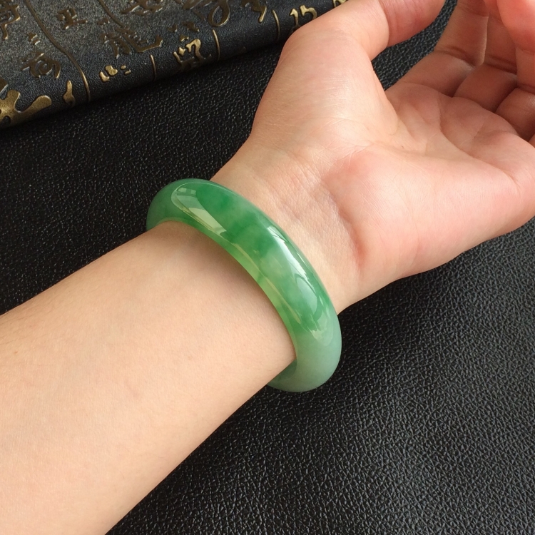 (超值推荐)糯冰种飘翠手镯(55.5mm)