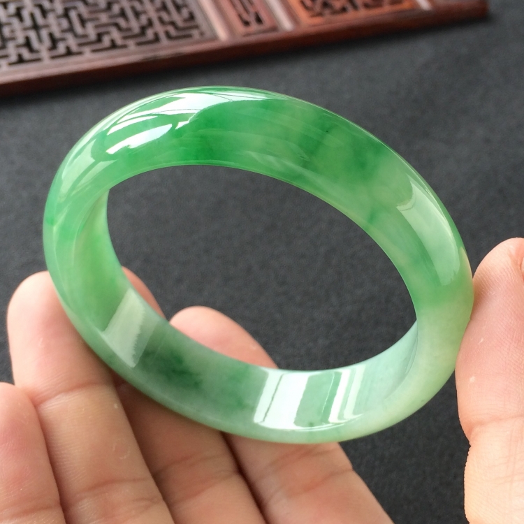 (超值推荐)糯冰种飘翠手镯(55.5mm)