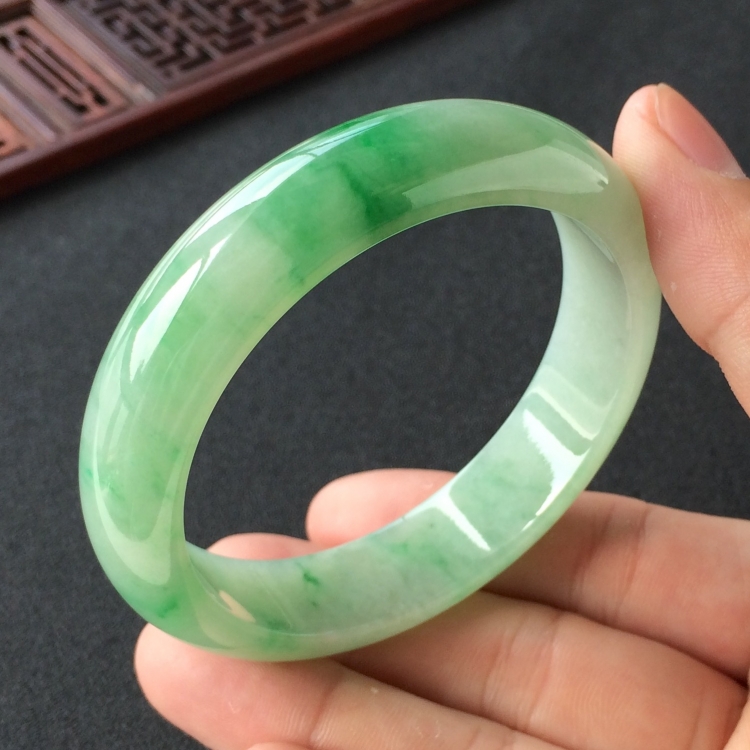 (超值推荐)糯冰种飘翠手镯(57.5mm)
