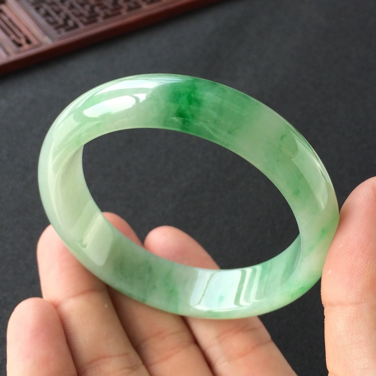 (超值推荐)糯冰种飘翠手镯(57.5mm)