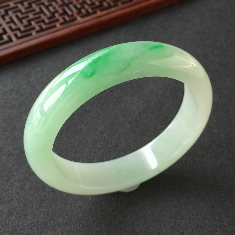 (超值推荐)糯冰种飘翠手镯(55.6mm)