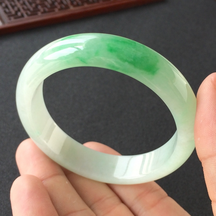 (超值推荐)糯冰种飘翠手镯(55.6mm)