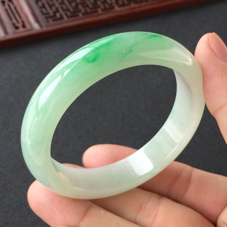 (超值推荐)糯冰种飘翠手镯(55.6mm)