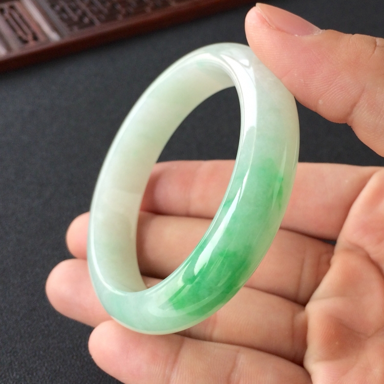 (超值推荐)糯冰种飘翠手镯(55.6mm)