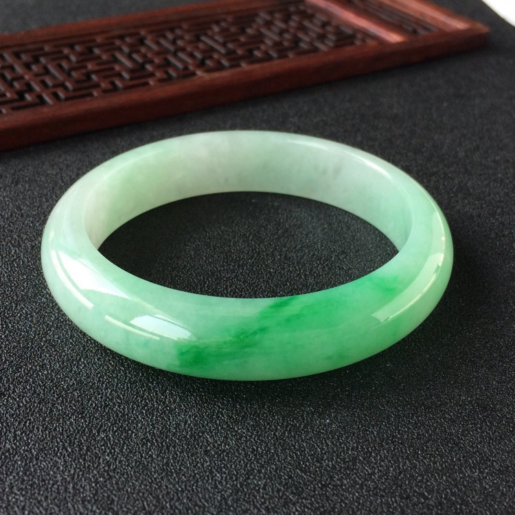 (超值推荐)糯冰种飘翠手镯(56.5mm)