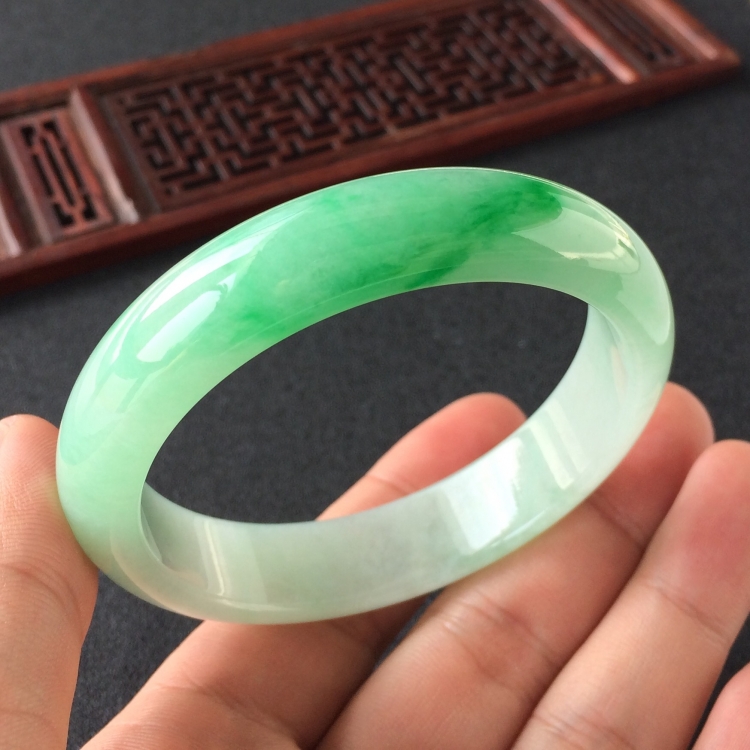 (超值推荐)糯冰种飘翠手镯(56.5mm)