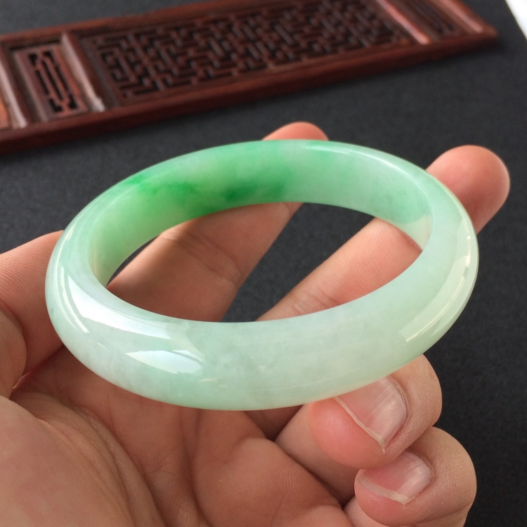 (超值推荐)糯冰种飘翠手镯(56.5mm)