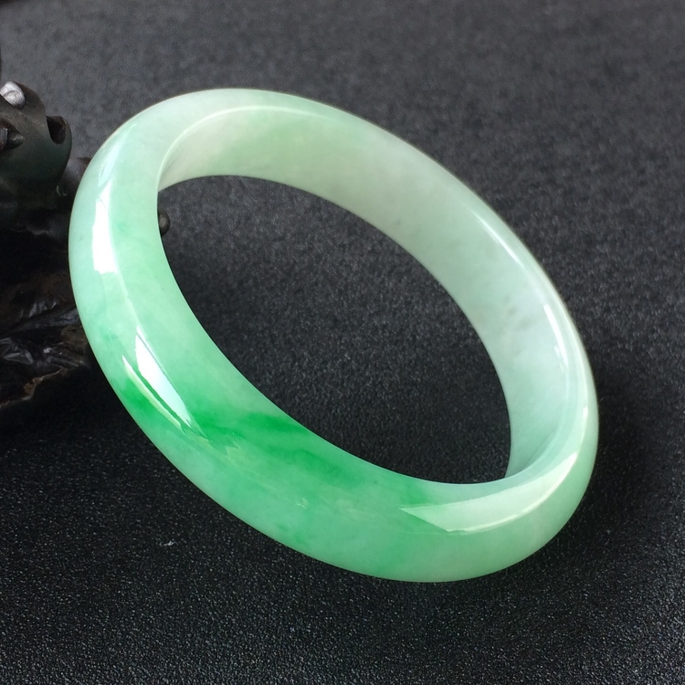 (超值推荐)糯冰种飘翠手镯(56.5mm)