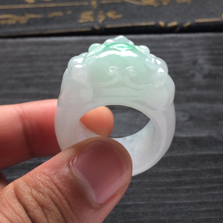 （超值推荐）糯冰种略飘翠饕餮扳指