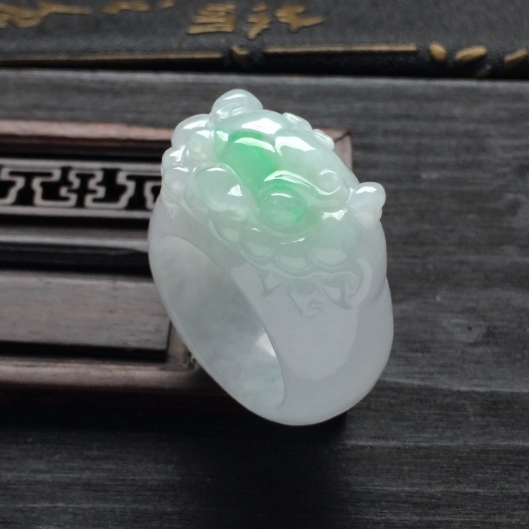 （超值推荐）糯冰种略飘翠饕餮扳指