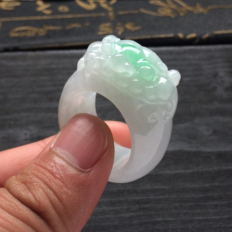 （超值推荐）糯冰种略飘翠饕餮扳指