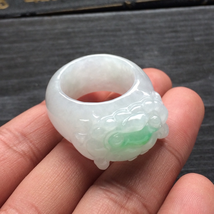 （超值推荐）糯冰种略飘翠饕餮扳指