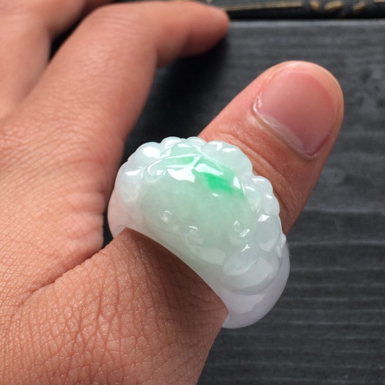 （超值推荐）糯冰种略飘翠饕餮扳指