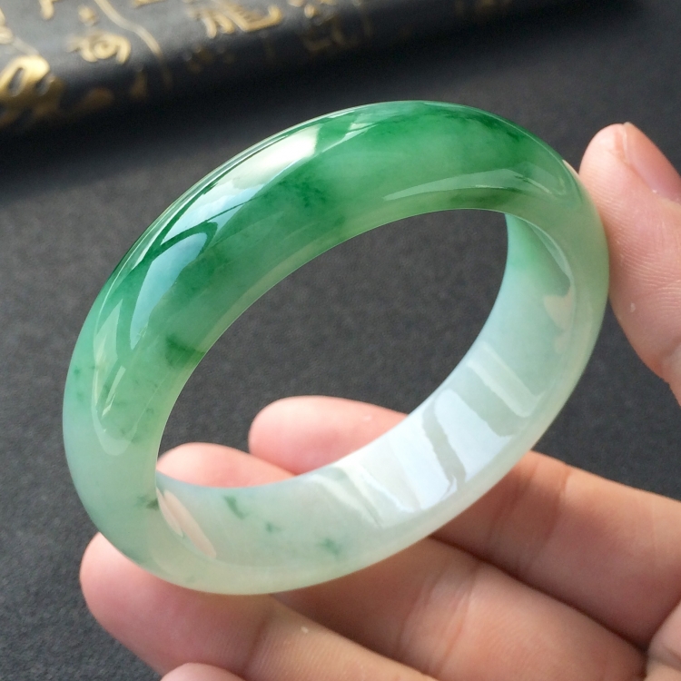 (超值推荐)糯冰种飘翠手镯(55.3mm)
