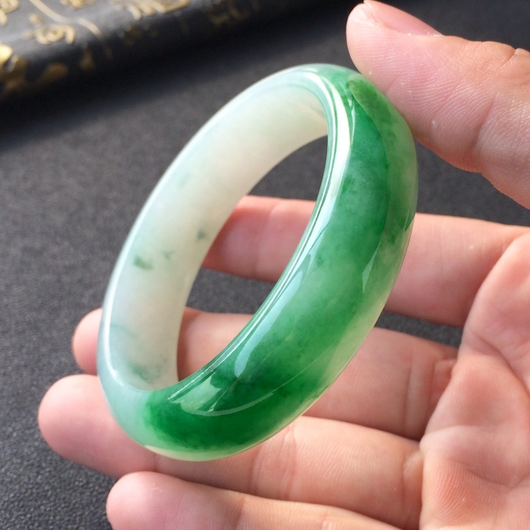 (超值推荐)糯冰种飘翠手镯(55.3mm)