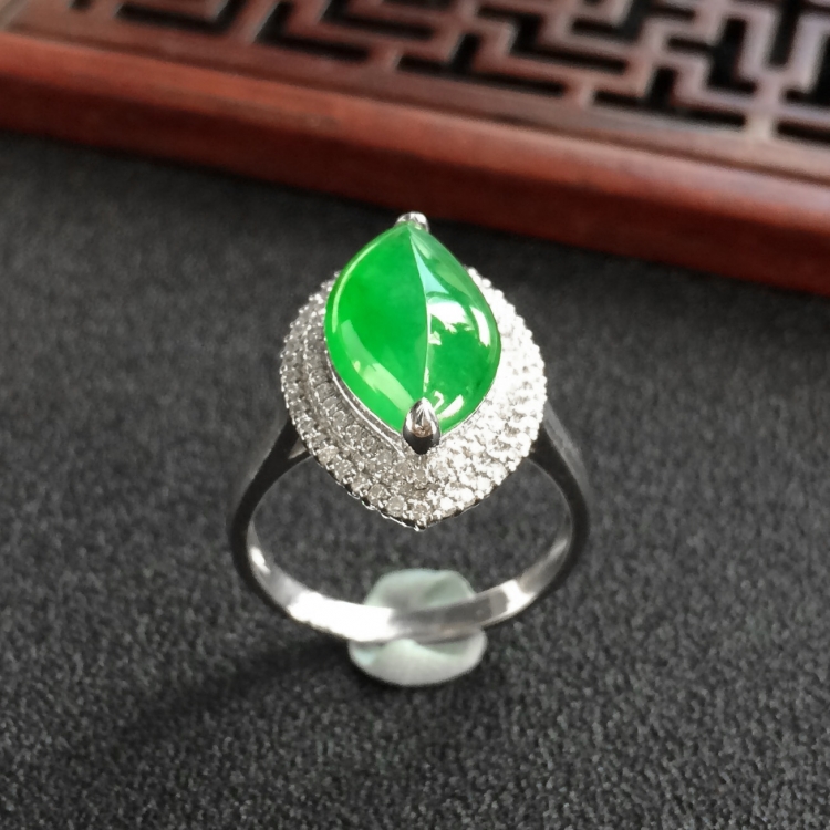 (超值推荐)冰种阳绿镶白金钻石随形戒指