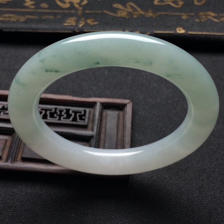 （超值推荐）糯冰种略飘花圆条手镯（57.7mm）