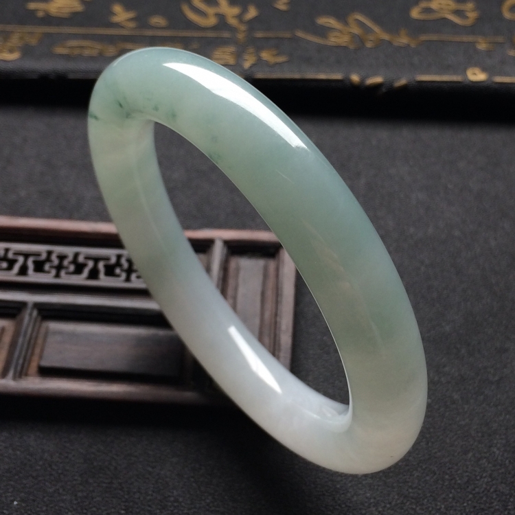（超值推荐）糯冰种略飘花圆条手镯（57.7mm）