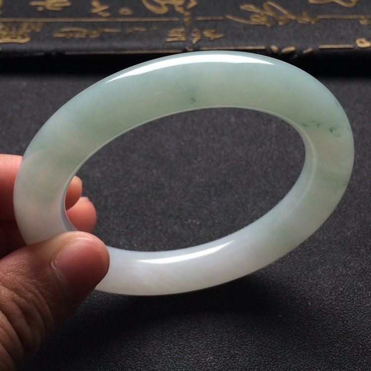 （超值推荐）糯冰种略飘花圆条手镯（57.7mm）