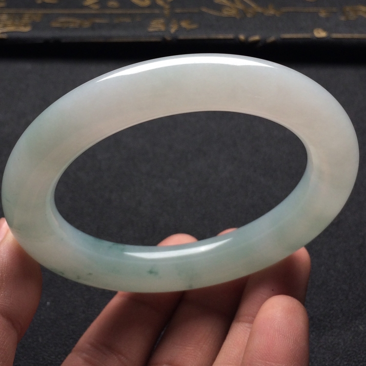 （超值推荐）糯冰种略飘花圆条手镯（57.7mm）