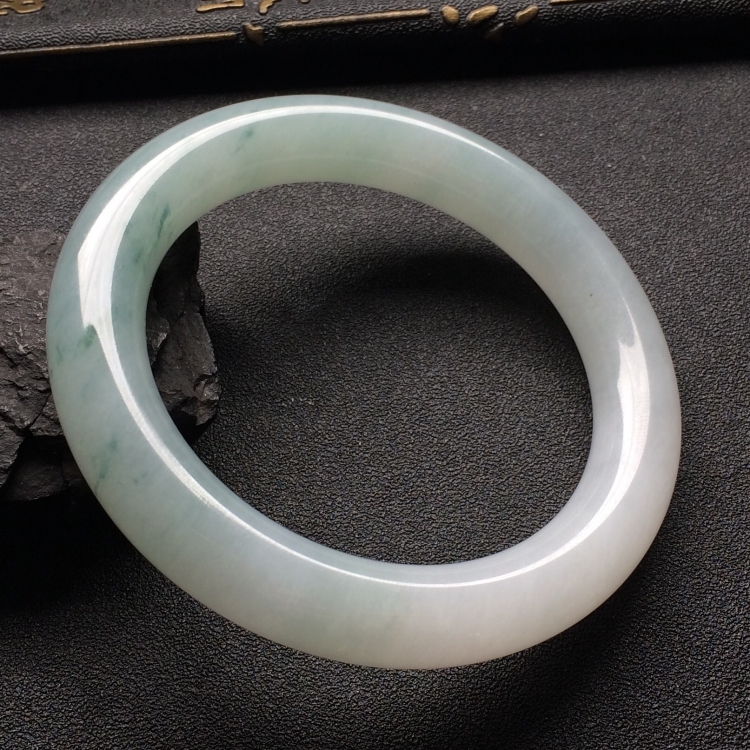（超值推荐）糯冰种略飘花圆条手镯（57.7mm）