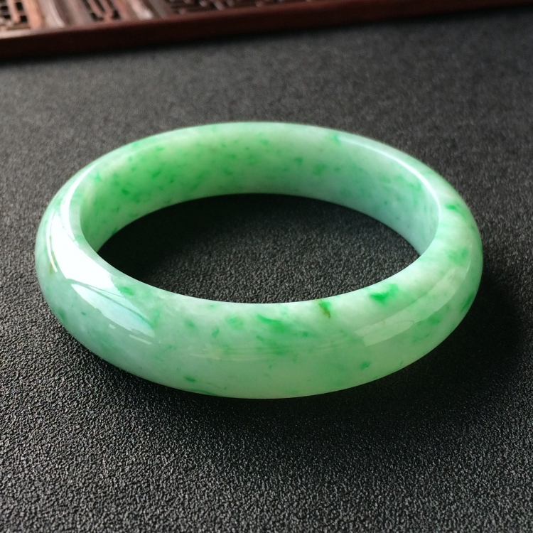 (超值推荐)糯冰种飘翠手镯(55.8mm)