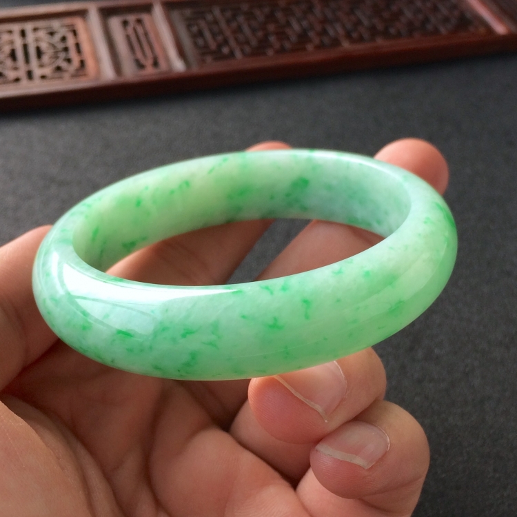 (超值推荐)糯冰种飘翠手镯(55.8mm)