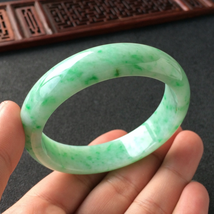 (超值推荐)糯冰种飘翠手镯(55.8mm)