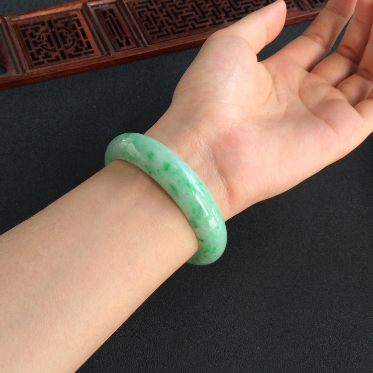 (超值推荐)糯冰种飘翠手镯(55.8mm)