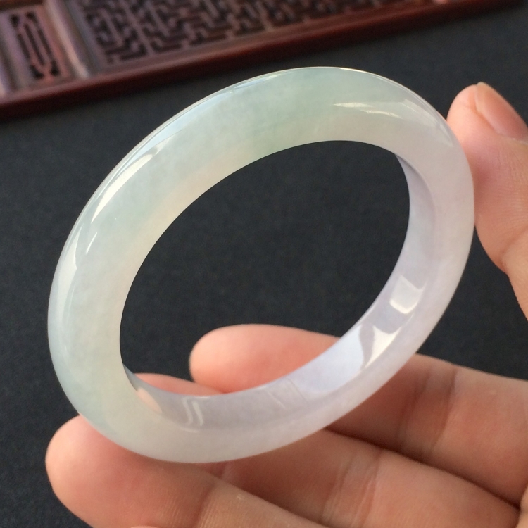 (超值推荐)糯冰种晴水略飘花手镯(51.5mm)