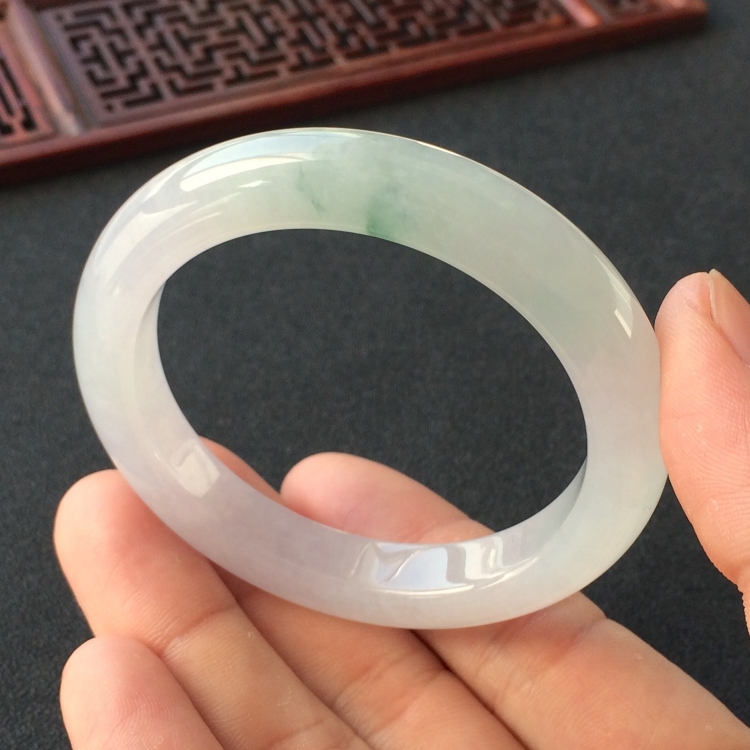 (超值推荐)糯冰种晴水略飘花手镯(51.5mm)