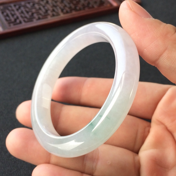 (超值推荐)糯冰种晴水略飘花手镯(51.5mm)