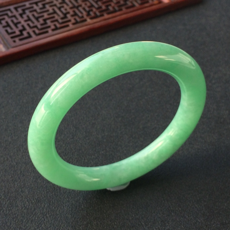 (超值推荐)糯冰种豆色圆条手镯(55.8mm)