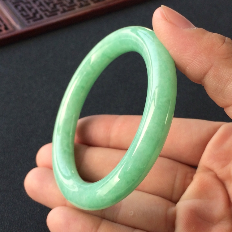 (超值推荐)糯冰种豆色圆条手镯(55.8mm)