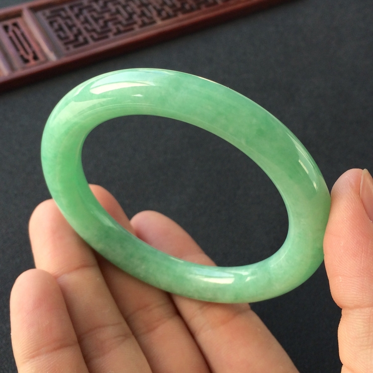 (超值推荐)糯冰种豆色圆条手镯(55.8mm)