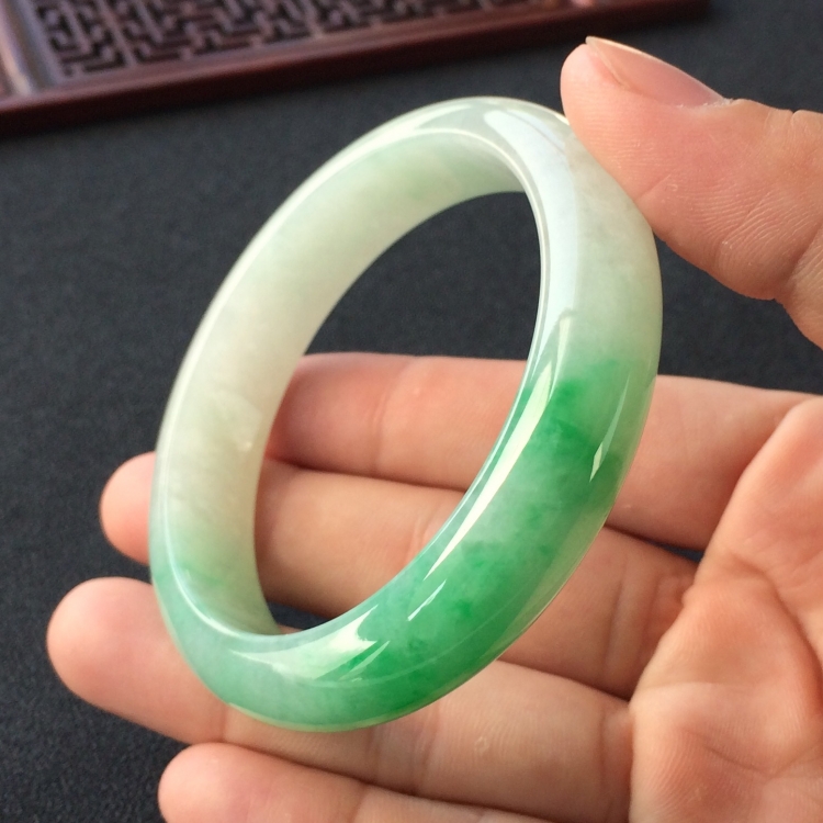 (超值推荐)糯冰种飘翠手镯(57.5mm)