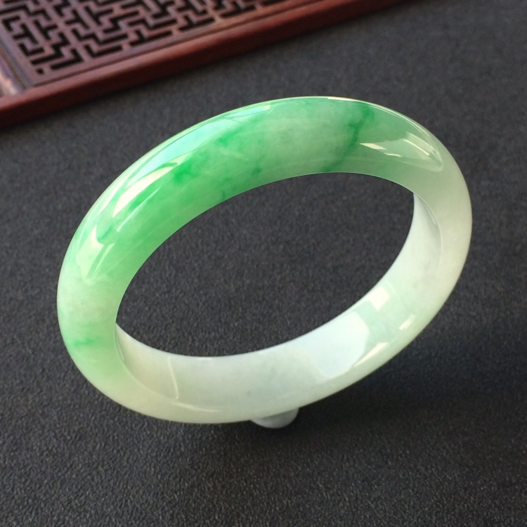 (超值推荐)糯冰种飘翠手镯(57.5mm)