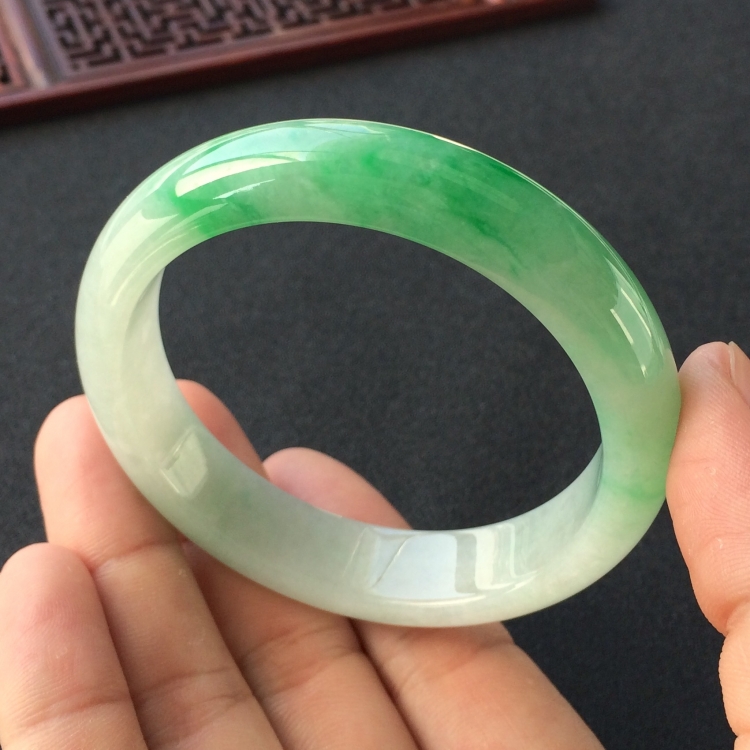(超值推荐)糯冰种飘翠手镯(57.5mm)