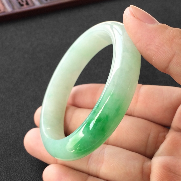 (超值推荐)糯冰种飘翠手镯(54.6mm)