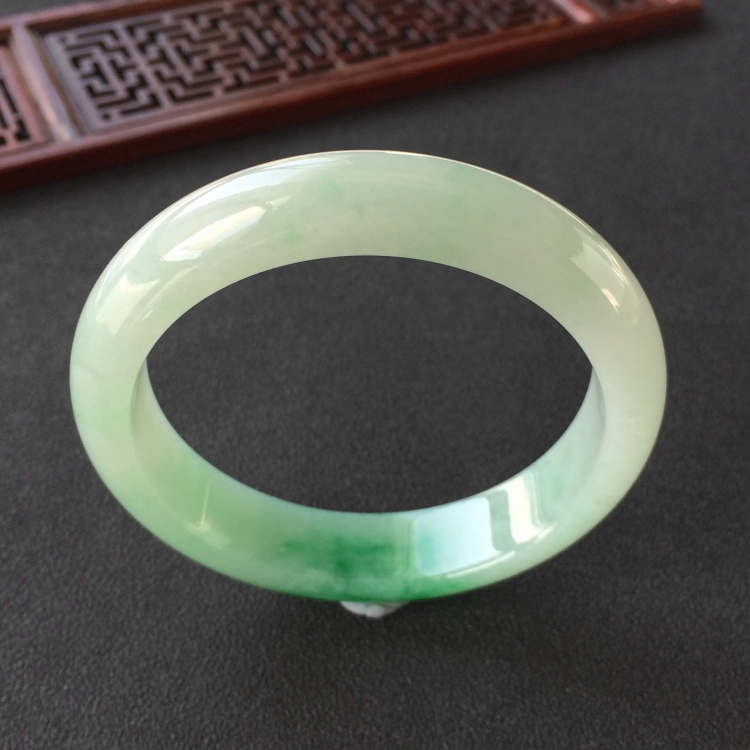 (超值推荐)糯冰种飘翠手镯(54.6mm)