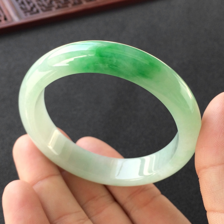 (超值推荐)糯冰种飘翠手镯(54.6mm)