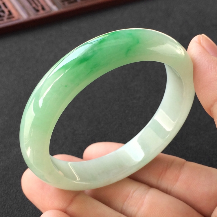 (超值推荐)糯冰种飘翠手镯(54.6mm)