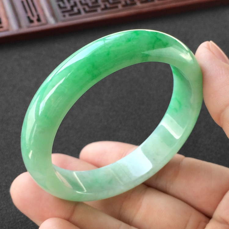 (超值推荐)糯冰种飘翠手镯(55.5mm)