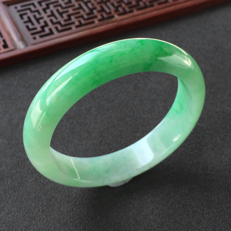 (超值推荐)糯冰种飘翠手镯(55.5mm)