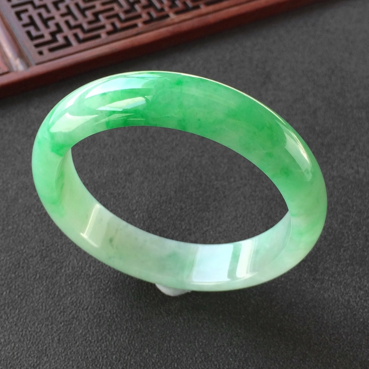 (超值推荐)糯冰种飘翠手镯(55.5mm)