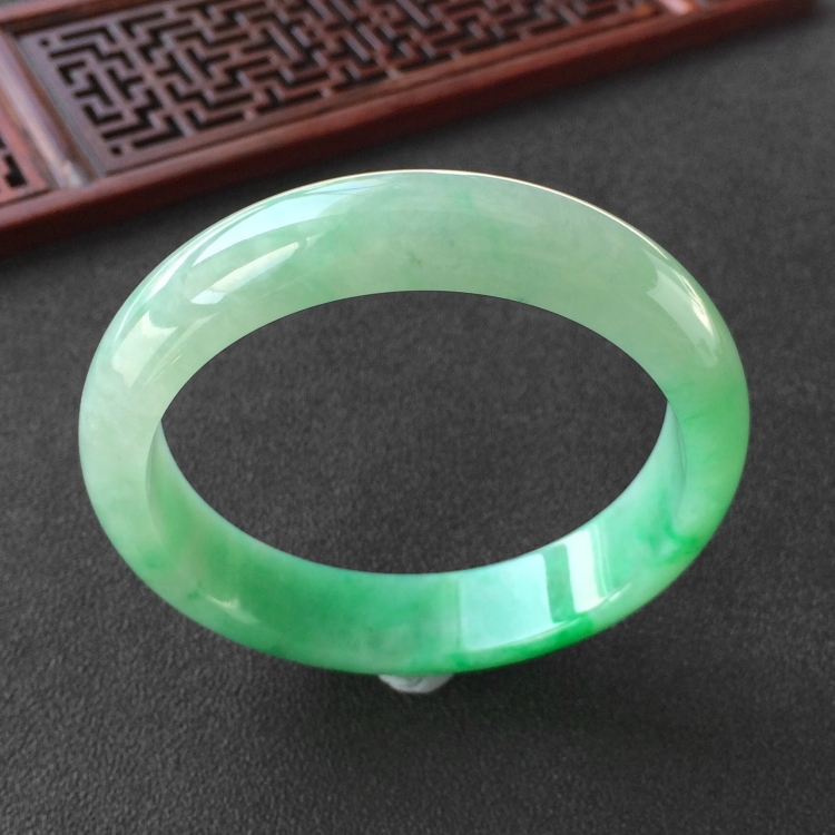 (超值推荐)糯冰种飘翠手镯(55.5mm)